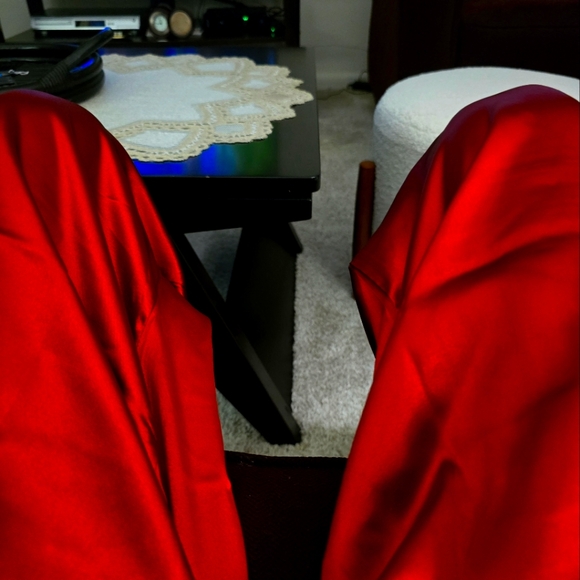 Shimmering Red Satin Pajama Sets. - Picture 5 of 5